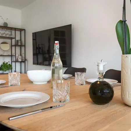 Apartment Oplev Lys & Liv I Norresundby: Charmerende Havelejlighed Med Gratis Parkering! Nørresundby