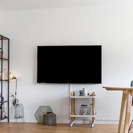 Apartment Oplev Lys & Liv I Norresundby: Charmerende Havelejlighed Med Gratis Parkering! Nørresundby